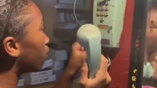 Girls React to Landline  Dubbed to Spanish